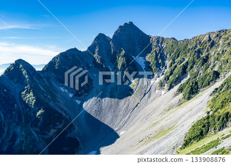 從北穗高岳南脊眺望前穗高岳和唐澤冰斗。攀登北阿爾卑斯山脈的北穗高岳。 133908876