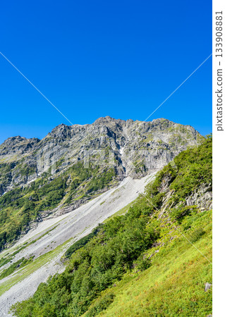 從北穗高山登山道上可以看到奧穗高山和冰磧。攀登北阿爾卑斯山脈的北穗高山。 133908881