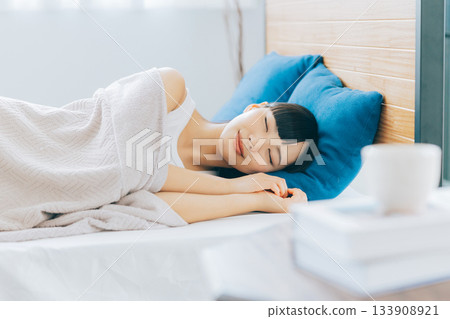 睡在床上的女人 133908921