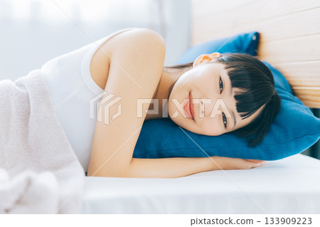 美麗的女人躺在床上 美麗的女人躺在床上 133909223