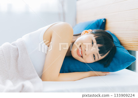 Beautiful woman lying in bed 133909224