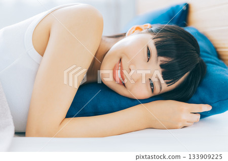美麗的女人躺在床上 133909225