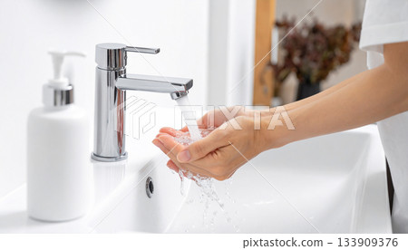 浴室裡用流水洗手的乾淨衛生的特寫鏡頭 133909376