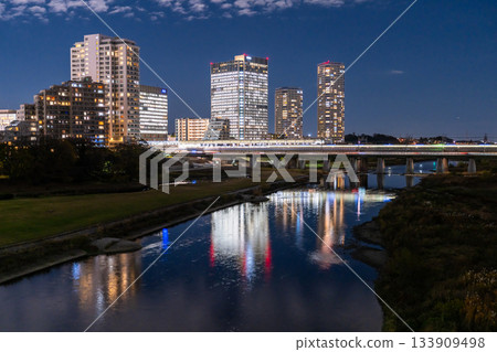 Tokyo: Futako Tamagawa city night view 133909498