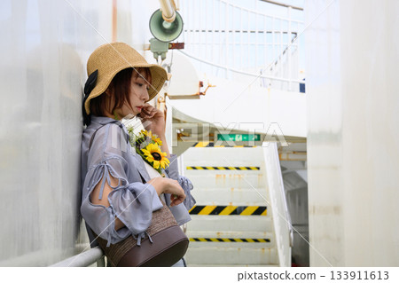 一位身著夏裝的女子在前往隱岐島的渡輪上的肖像 一位身著夏裝的女子在前往隱岐島的渡輪上的肖像 133911613