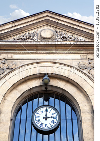 Facade of a classical Parisian building 133912282