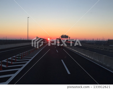 晨曦照耀下的公路景色-這條公路的背景畫面給人希望與開始。 晨曦照耀下的公路景色-這條公路的背景畫面給人希望與開始。 133912621