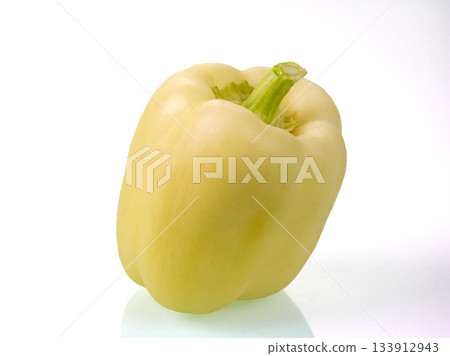 Fresh green bell pepper with reflections on a white background 133912943