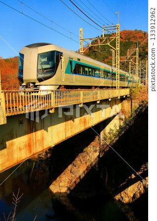 Crossing the Kinugawa Bridge in autumn... [Limited Express Liberty] 500 series 133912962