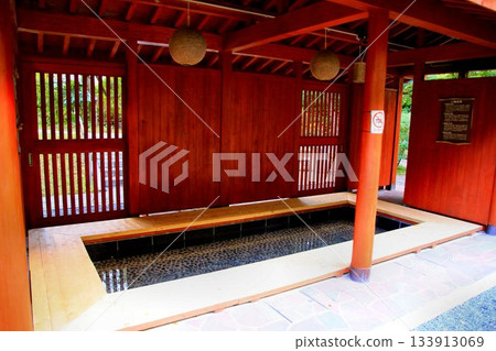 Soak in the hot spring water while gazing at the Ojika River... Kawaji Onsen Footbath 133913069