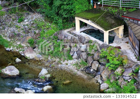 一邊欣賞男鹿川美景，一邊享受溫泉水…川路溫泉公共浴池【藥師之湯】男女混浴露天浴池 133914522