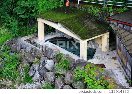 一邊欣賞男鹿川美景，一邊享受溫泉水…川路溫泉公共浴池【藥師之湯】男女混浴露天浴池 133914523