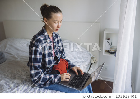 Therapist delivers discreet digital mental health services peacefully 133915401