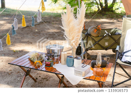 Dried flowers and small natural decorations to brighten up your camping wedding 133916573