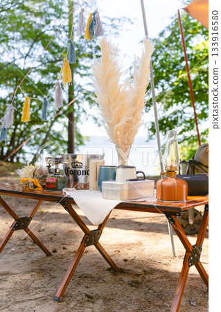 Dried flowers and small natural decorations to brighten up your camping wedding 133916580