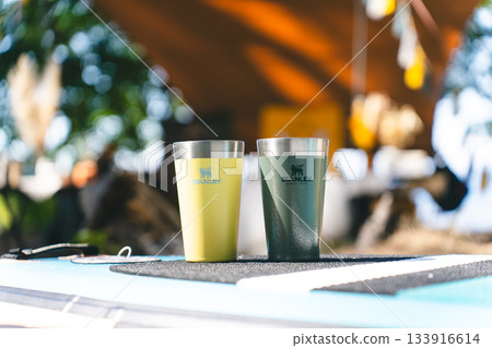 露營場景與不鏽鋼保溫杯 露營場景與不鏽鋼保溫杯 133916614