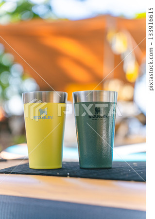 露營場景與不鏽鋼保溫杯 露營場景與不鏽鋼保溫杯 133916615