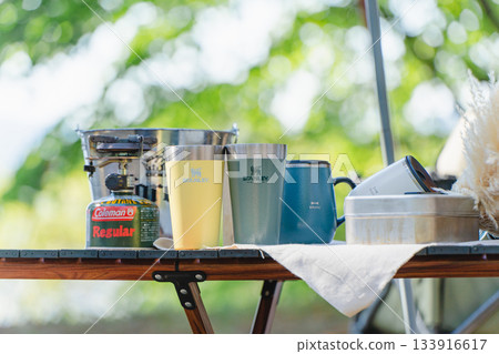 露營場景與不鏽鋼保溫杯 133916617