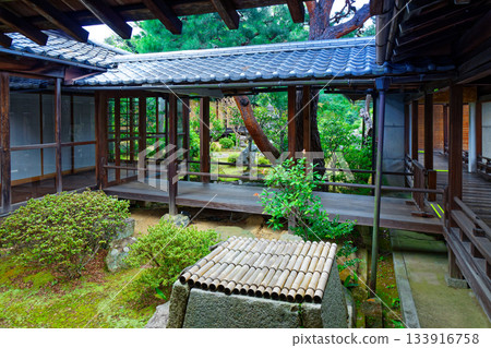 Chishaku-in Temple, the main temple, and its garden Chishaku-in Temple, the main temple, and its garden 133916758