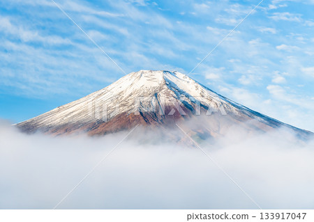 Mount Fuji floating in Lake Yamanaka in the morning mist 133917047