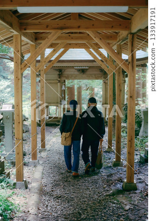 一對六十多歲的夫婦參拜神社的場景 133917191