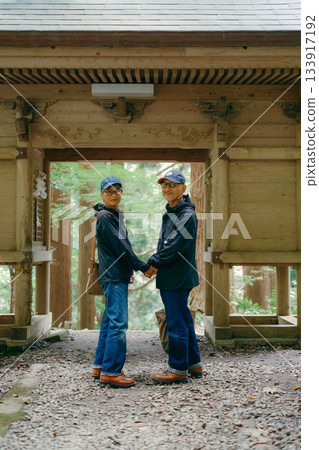 一對六十多歲的夫婦參拜神社的場景 133917192