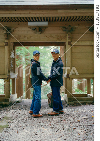 一對六十多歲的夫婦參拜神社的場景 133917193