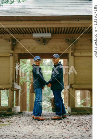 A scene of a couple in their 60s visiting a shrine 133917198