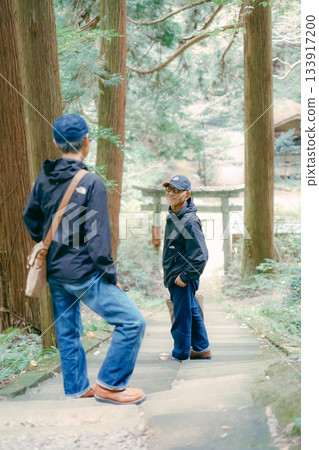 一對六十多歲的夫婦參拜神社的場景 133917200