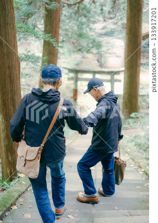一對六十多歲的夫婦參拜神社的場景 133917201