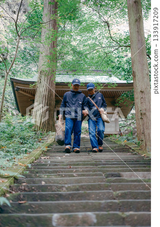 A scene of a couple in their 60s visiting a shrine 133917209