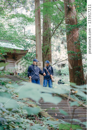 一對六十多歲的夫婦參拜神社的場景 133917211