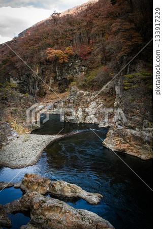 栃木縣的龍峽，秋葉正值盛放。 133917229