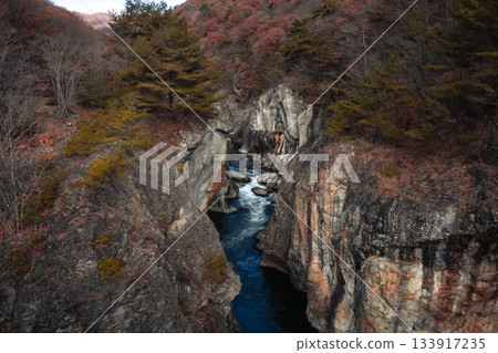 栃木縣的龍峽，秋葉正值盛放。 133917235