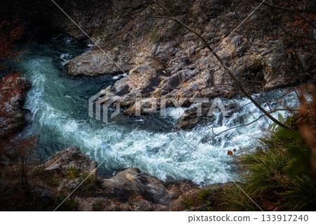 栃木縣的龍峽,秋葉正值盛放。 栃木縣的龍峽,秋葉正值盛放。 133917240