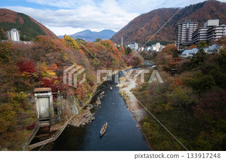 栃木縣的龍峽,秋葉正值盛放。 栃木縣的龍峽,秋葉正值盛放。 133917248