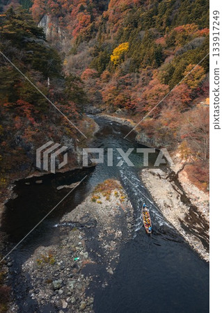 栃木縣的龍峽，秋葉正值盛放。 133917249