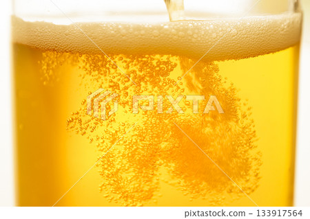 一個金色的啤酒 一個金色的啤酒 133917564