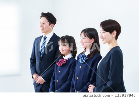 Family, parent and child, entrance ceremony, graduation ceremony 133917945
