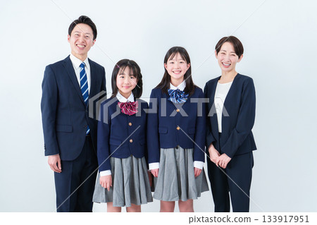 Family, parent and child, entrance ceremony, graduation ceremony 133917951