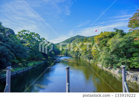 清澈純淨的五十鈴河映襯著蔚藍的天空。 133919222