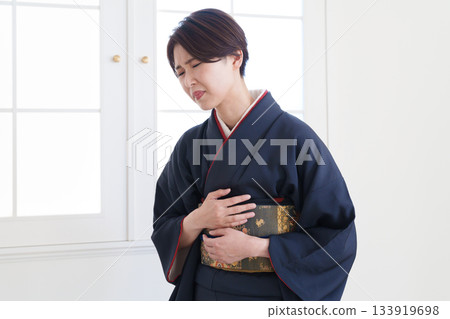一位和服腰帶緊緊繫著的女子 一位和服腰帶緊緊繫著的女子 133919698