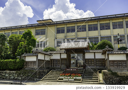 鹿兒島縣泉市泉小學,泉山麓,岡屋門 鹿兒島縣泉市泉小學,泉山麓,岡屋門 133919929