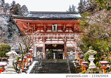 冬日的京都鞍馬寺,仁王門 冬日的京都鞍馬寺,仁王門 133920404