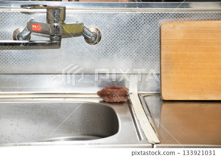 水槽角落放著一把刷子 133921031