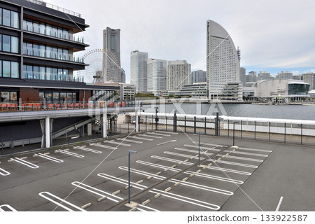 View of Hammerhead Park parking lot and Pukarisanbashi Pier 133922587