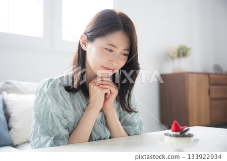 Women who are unsure whether to eat sweets: Sweets are a separate matter, but dieting is a worry 133922934