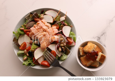 Grilled salmon salad 133923079