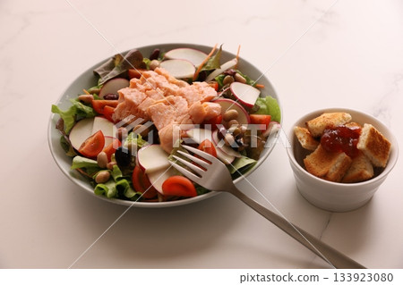 Grilled salmon salad 133923080