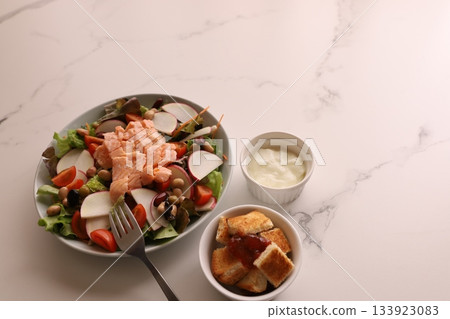 Grilled salmon salad 133923083